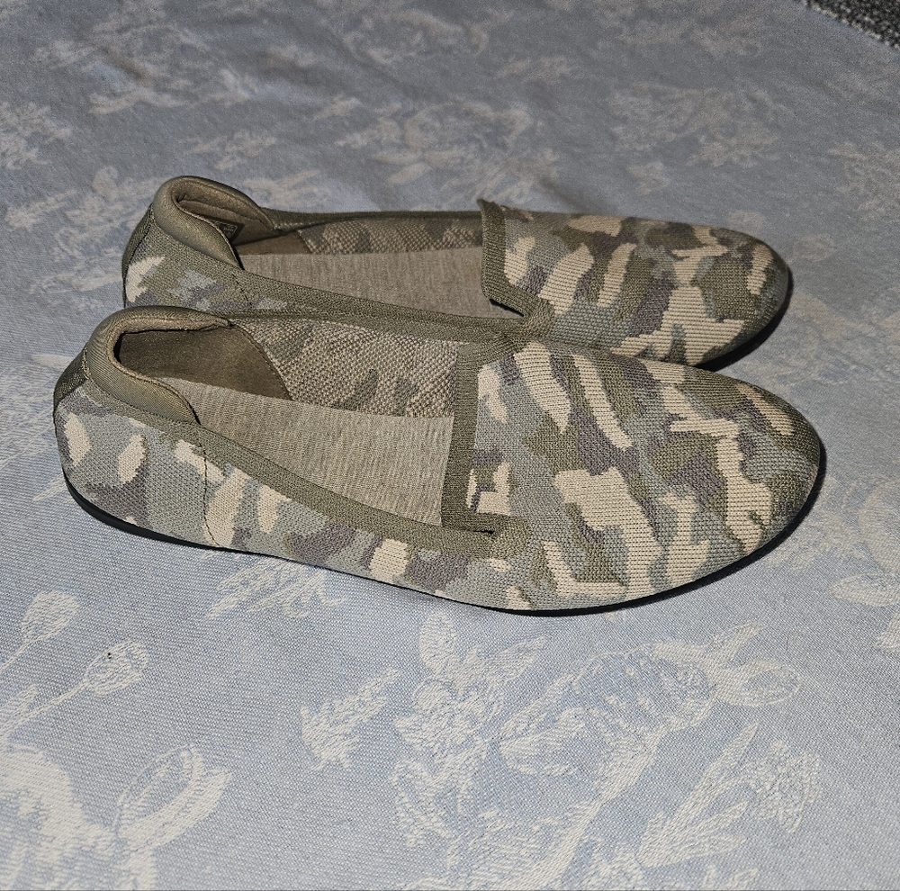 Clarks Cloudsteppers Camouflage Slip-On Shoes Marked 9, fit Like an 8.